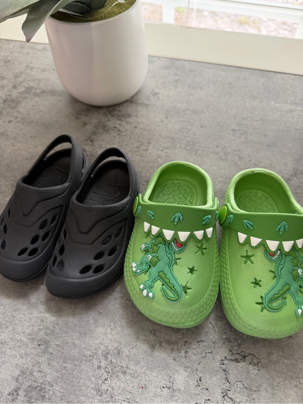 Kids' Green Dino Slip-On Clogs with Playful Tooth Detail